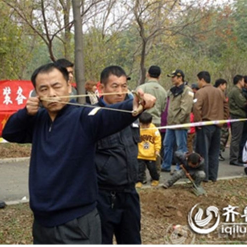 弹弓一直以来是我们农村里成长的小伙伴们娱乐工具,我们会拿着弹弓山